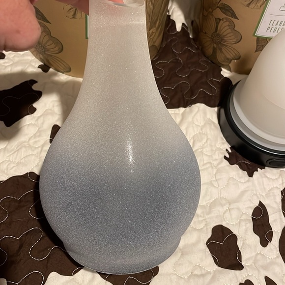 SCENTSY- teardrop pedestal and instill. Brand new /never been used. - Picture 3 of 3
